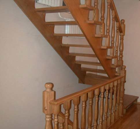 Деревянная лестница, двух – маршевая, открытого типа из массива дуба