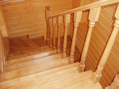 Деревянная лестница с забежными ступенями, закрытого типа из массива дуба