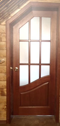 Межкомнатная деревянная дверь со стеклянной вставкой из массива ясеня