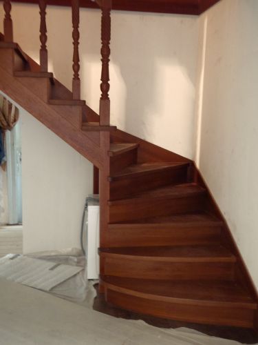Деревянная лестница с забежными ступенями, закрытого типа из массива ясеня