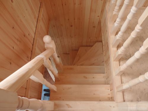 Деревянная лестница эконом – класса с забежными ступенями, открытого типа из сосны
