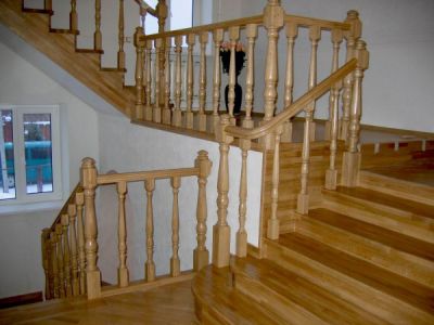 Деревянная лестница, трех – маршевая, закрытого типа из массива дуба